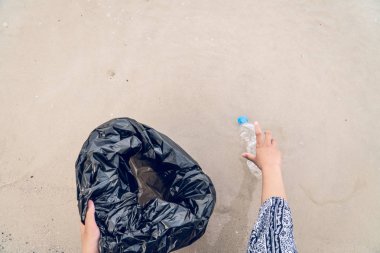 Plajda plastik şişe temizleme, gönüllü konsepti..