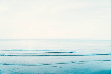 Yaz mevsiminde güneşli bir günde deniz manzarası.