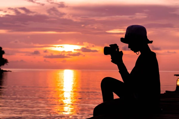 Silhouette Von Niedlichen Mädchen Ruhen Und Schießen Auf Dem Meer — Stockfoto