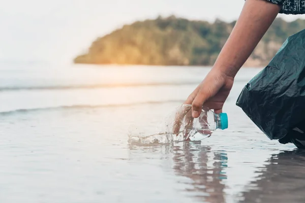 Recoger Mano Limpieza Botellas Plástico Playa Concepto Voluntario — Foto de Stock