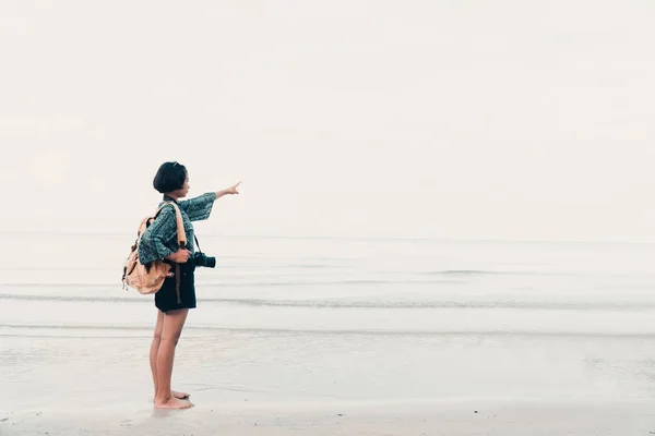 Niedlichen Mädchen Rucksack Und Reise Strand — Stockfoto