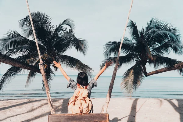 Niedlichen Mädchen Rucksack Und Reise Strand — Stockfoto