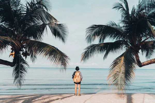 Niedlichen Mädchen Rucksack Und Reise Strand — Stockfoto