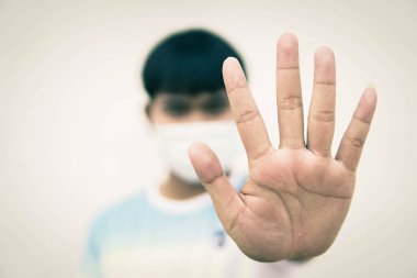 Krize karşı koruyucu maske takan adam, 2019 Coronavirus Hastalığı 'nı, 2019 Hava kirliliğini, sağlık hizmetlerini yayıyor ve ev hapsinde tutuluyor..