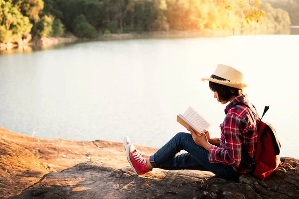 Ragazza Carina Che Legge Libro — Foto Stock