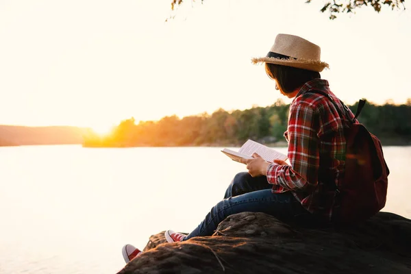 Ragazza Carina Che Legge Libro — Foto Stock