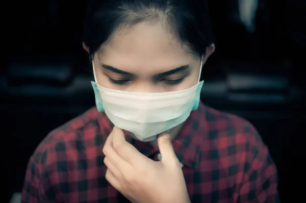 危機のためのマスク保護を身に着けている女性はCovid 19コロナウイルス病2019と大気汚染 自宅で拘束 — ストック写真