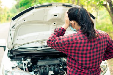 Araba bozulmuşken genç bir kadın sigortayı arar..