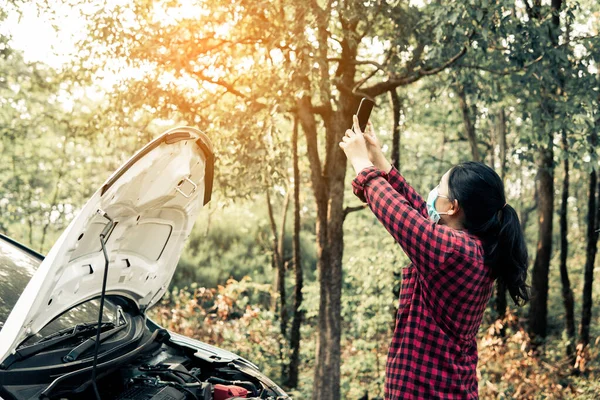 Uma Jovem Chama Seguro Enquanto Carro Está Quebrado — Fotografia de Stock