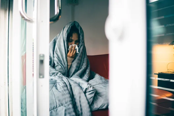 アジアの女性は風邪をひいた 咳や家でくしゃみをするときに彼女の口をカバーするために組織を使用し ウイルスの広がりを防ぐ19 医療の概念をCovid 選択的かつ柔らかい — ストック写真