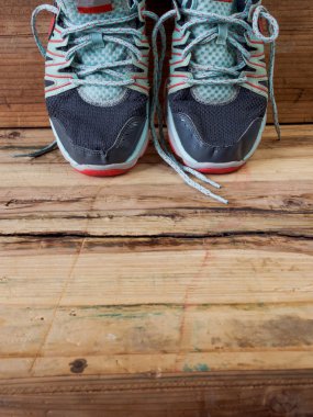 Ahşap masa üzerinde spor ayakkabı