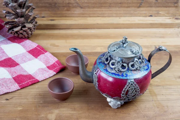 Винтажный китайский чайник из старого нефрита и тибетского серебра с мо — стоковое фото