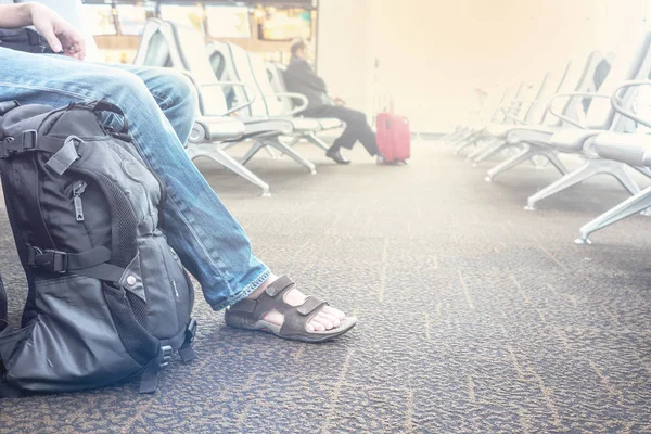 Mochileiro à espera do avião no aeroporto — Fotografia de Stock