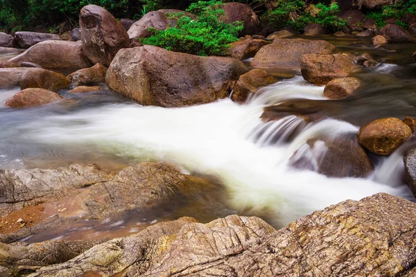 Küçük bir göl üzerinde doğa şelale