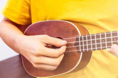 Ahşap ukulele oynayan genç