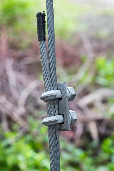 Проволочная веревка тяжелый зажимный винтовой замок — стоковое фото