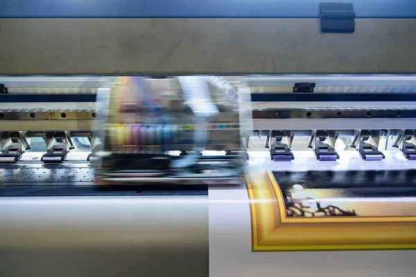 Printer machine inkjet during production on vinyl — Stock Photo, Image