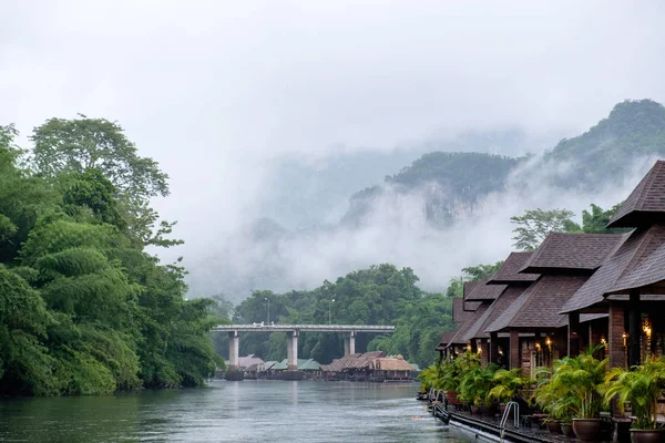 Montaña en la niebla natural escénica —  Fotos de Stock