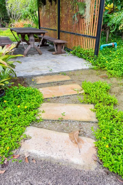 Каменная изогнутая дорожка в саду — стоковое фото