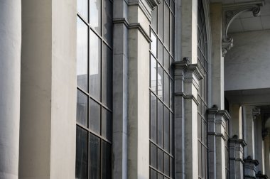 Siyah pencereli Roma tarzı çimento sütunları