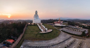 Gün batımında Guanyin ve kilise ile Wat Huay Pla Kang tapınak. Chia