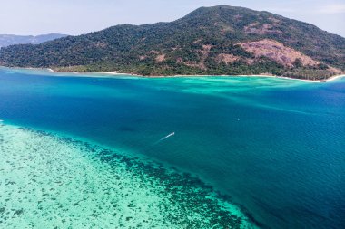 Yazın tropikal denizde mercan resifli Lipe Adası manzarası