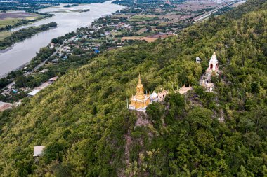 Wat Ban Tham 'daki tropikal yağmur ormanlarında tepedeki altın pagoda