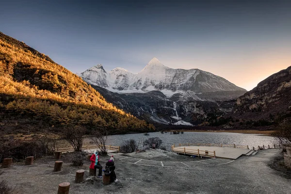 Heiliger Berg Yangmaiyong mit See im Herbsttal — Stockfoto