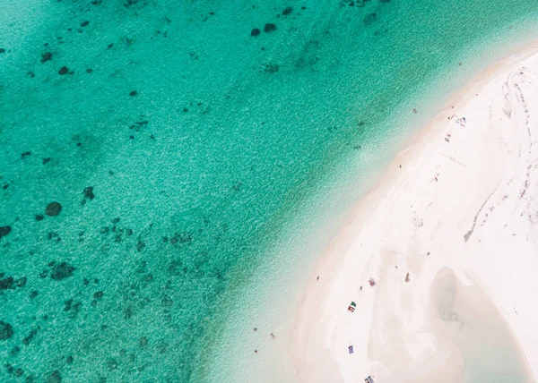 Semester på stranden med turkost hav på sommaren på lipe islan — Stockfoto