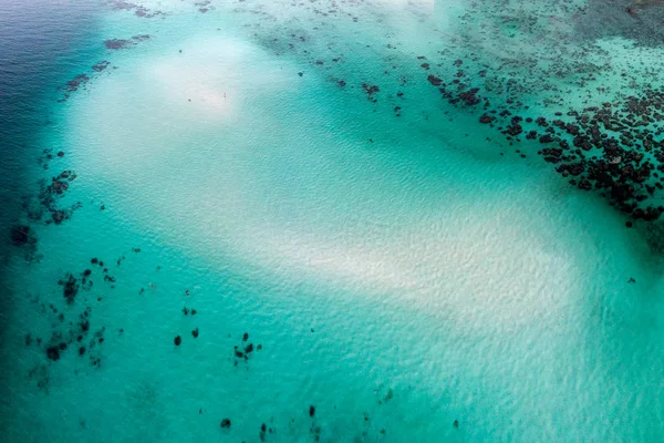 熱帯海の海岸線にサンゴ礁がある白い砂浜 — ストック写真