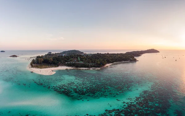 Paisaje de la isla Lipe con arrecife de coral en el mar tropical al atardecer — Foto de Stock