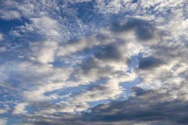 Słońce na chmurach na błękitnym niebie — Zdjęcie stockowe