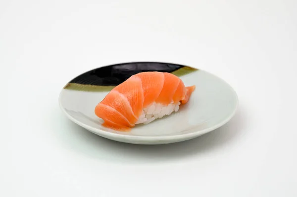 Salmone sushi nigiri cucina giapponese sul piatto — Foto Stock