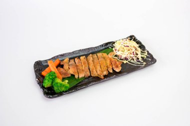 Biber tuzlu tavuk bifteği ve lahana salatası.