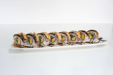 Saba avokado, tamago, kani, salatalık turşusu suşisi tüttürdü. 