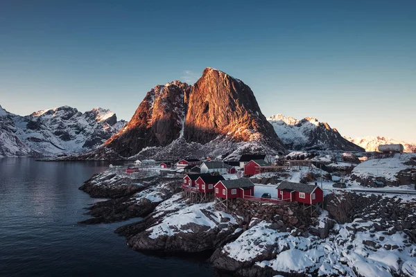 Casa escandinava o pueblo de pescadores Hamnoy en Moskenes en Lofo — Foto de Stock