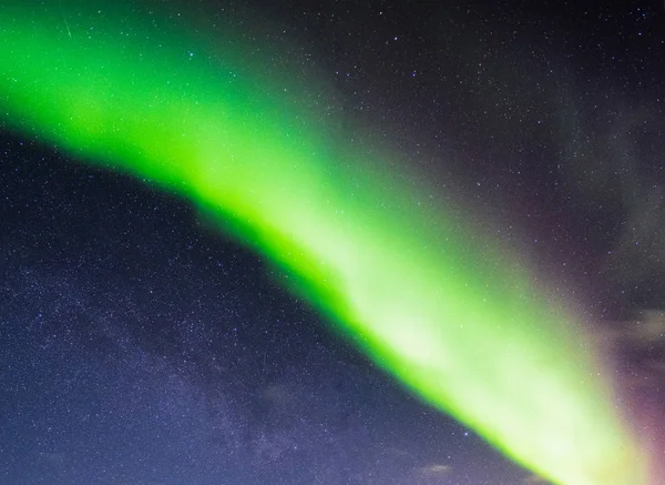Nordlichter oder Polarlichter am Nachthimmel über der Arktis — Stockfoto