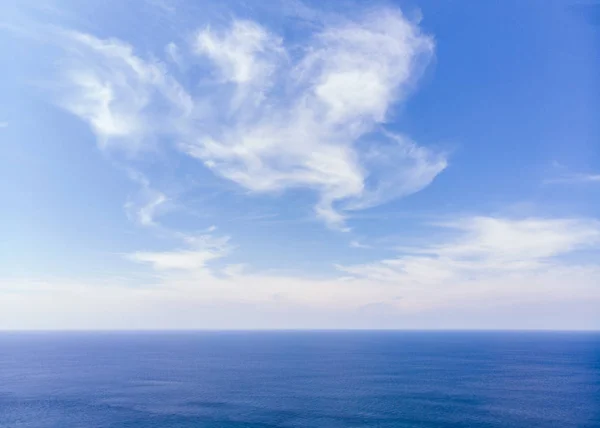 Blauer Himmel mit Wolken auf dem Meer — Stockfoto