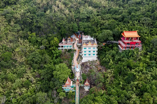 Estatua de dragón con templo y santuario rojo en la colina en rai tropical —  Fotos de Stock