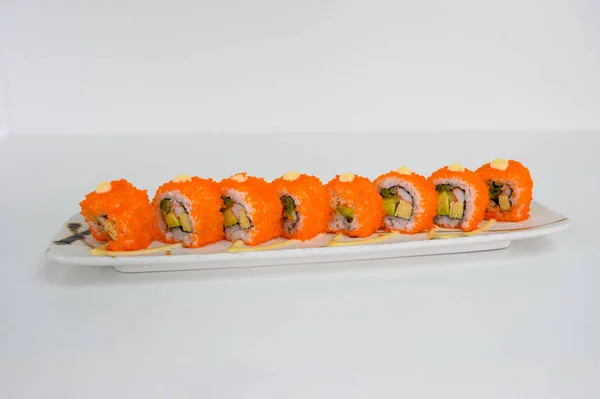 Ebiko wypełnione awokado, kani, tamago, ogórek ogórek ogórek pikle sushi roll w — Zdjęcie stockowe