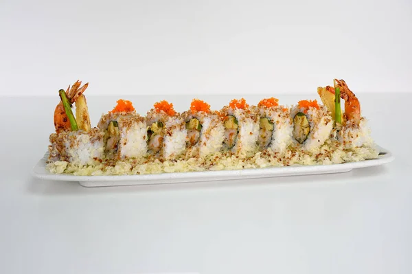 Okruchy chleba krewetki wypełnione tamago, ogórek ogórek ogórek ogórka sushi roll z — Zdjęcie stockowe