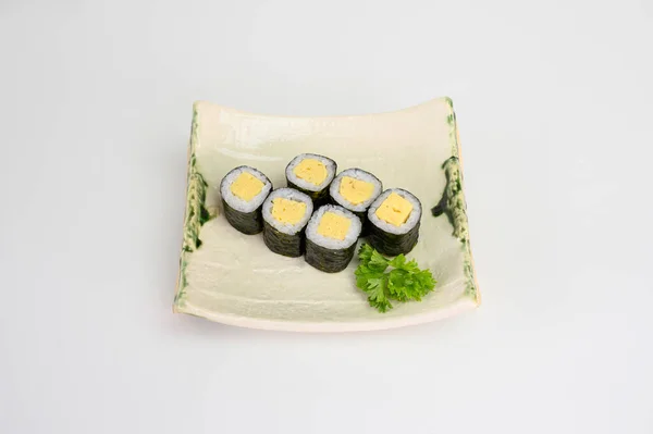 Tamago maki sushi roll algas com arroz japonês — Fotografia de Stock