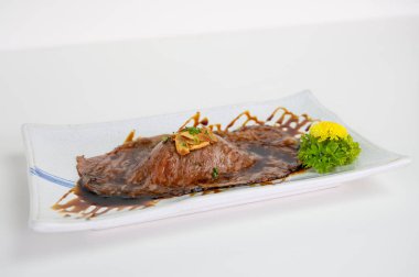 Teriyaki soslu Saga wagyu eti dilimi.