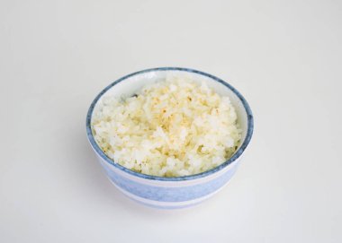 Seramik bardakta susamlı olgun Japon pirinci.