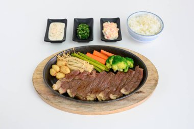 Japon wagyu sığır eti dilimleri tavada sebze ve sos ile ayarlanmış