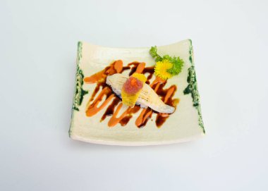 Tütsülenmiş Engawa kırmızı şarap soslu suşi.