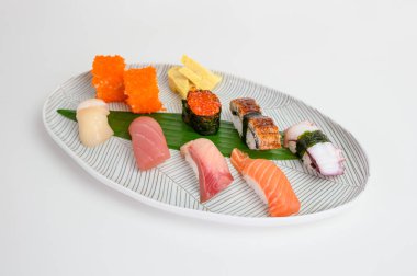 Beyaz tabakta geleneksel gıda Japon nigiri suşi seti