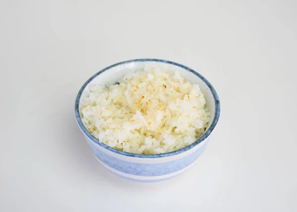 Arroz maduro japonés con sésamo en taza de cerámica — Foto de Stock