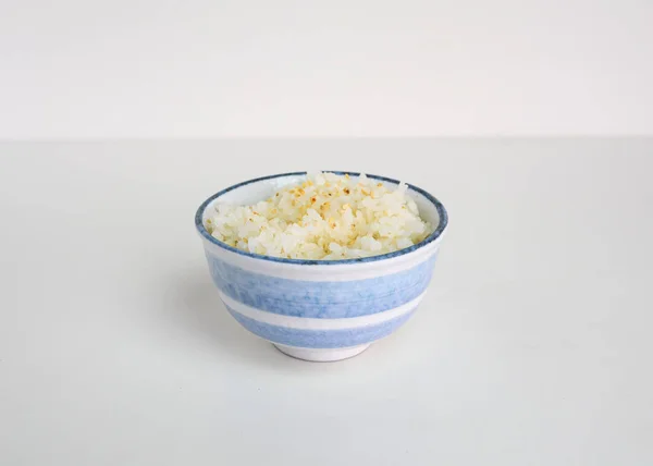 Riz mûr japonais au sésame dans une tasse en céramique — Photo