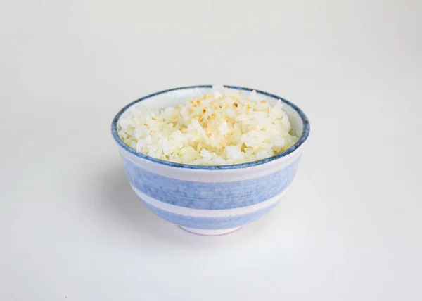 Riz mûr japonais au sésame dans une tasse en céramique — Photo